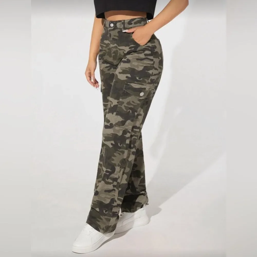 SHEIN PETITE Camo Print Flap Pocket Cargo Jeans. Petite Medium